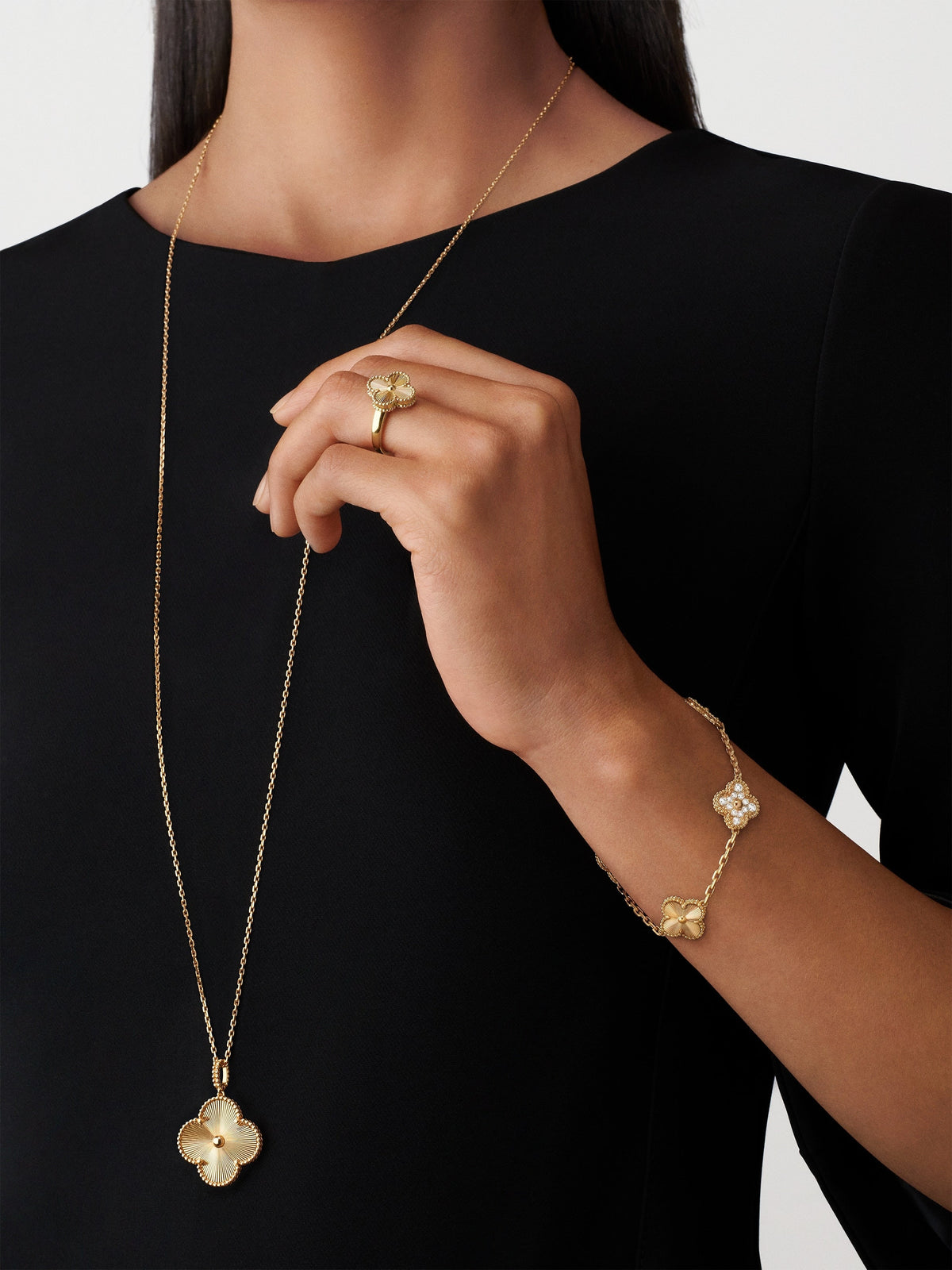 Van Cleef Vintage Alhambra 5 motifs Or jaune — image 4